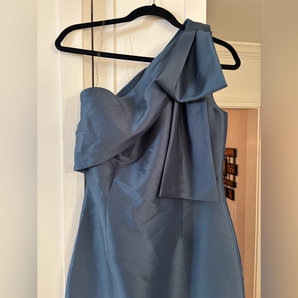 Sachin and Babi BONNIE GOWN - Steel BLUE
Asymmetric One-Shoulder Column With Bow - Picture 5 of 8